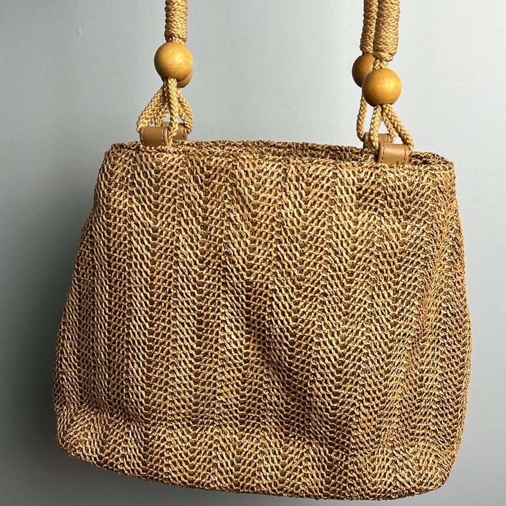 Vintage straw shoulder tote/ bag with floral embroidery and beads on handles - Picture 9 of 10
